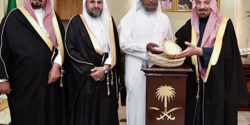 أمير نجران يشهد أول عينة محصول من زراعة الأرز بالمنطقة