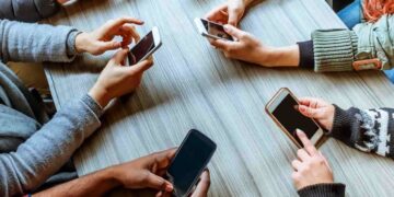 البرازيل تقيد استخدام الهواتف الذكية في المدارس