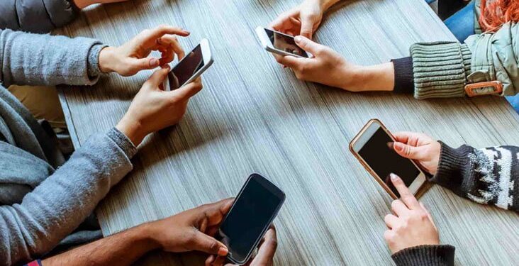 البرازيل تقيد استخدام الهواتف الذكية في المدارس