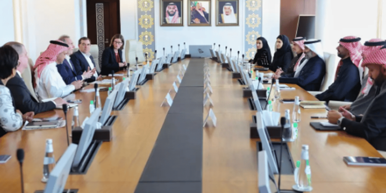 السواحه يستقبل رئيس أمازون لتوسيع آفاق الحوسبة السحابية والذكاء الاصطناعي بالمملكة