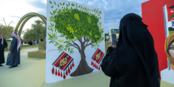اللوحات التشكيلية .. لمسات إبداعية في مهرجان زيتون الجوف الدولي