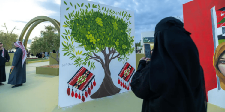 اللوحات التشكيلية .. لمسات إبداعية في مهرجان زيتون الجوف الدولي