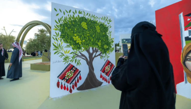 اللوحات التشكيلية .. لمسات إبداعية في مهرجان زيتون الجوف الدولي