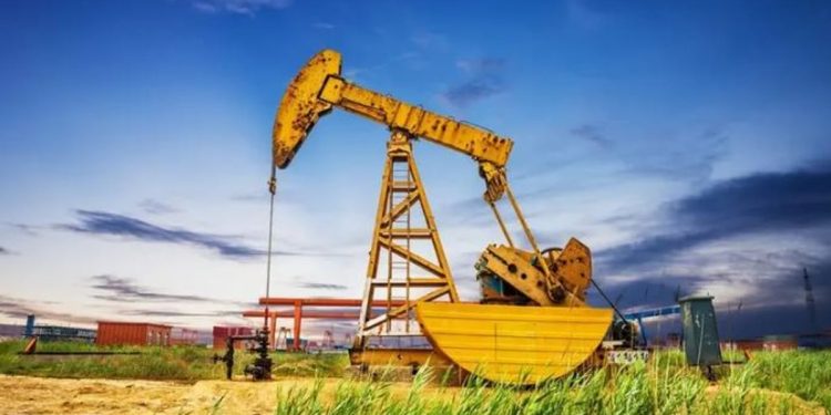 انخفاض أسعار النفط بعد وعود ترامب بتعزيز الإنتاج وتخفيف القيود التجارية