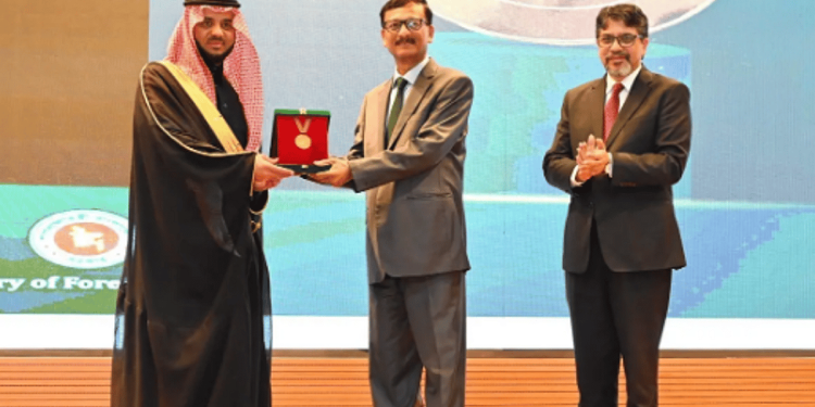 بنجلاديش تمنح السفير الدحيلان "وسام التميز الدبلوماسي"