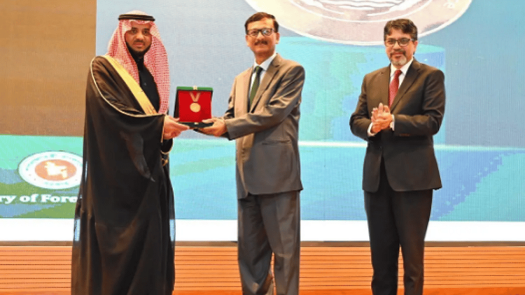 بنجلاديش تمنح السفير الدحيلان "وسام التميز الدبلوماسي"