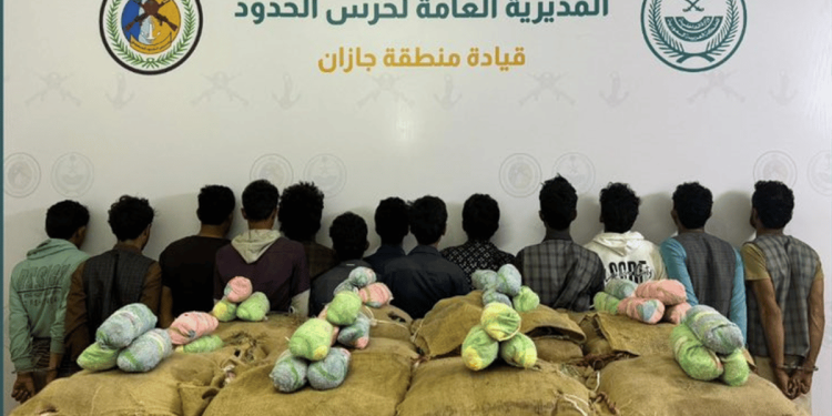 حرس الحدود بجازان يقبض على 13 مخالفًا لتهريبهم 195 كيلوجرامًا من القات
