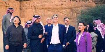 رئيس الوزراء الهيليني يزور معالم العُلا الأثرية