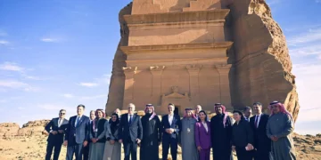 رئيس الوزراء الهيليني يزور معالم العُلا الأثرية