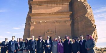 رئيس وزراء اليونان يزور معالم العُلا الأثرية