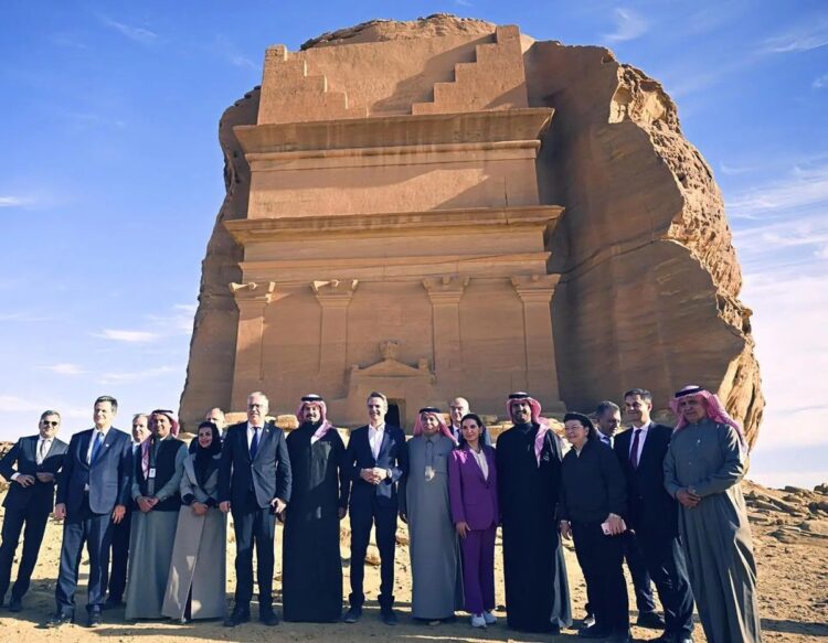رئيس وزراء اليونان يزور معالم العُلا الأثرية