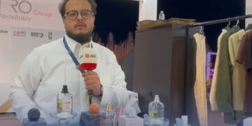 شاب سعودي يبتكر عطرًا برائحة الرمل