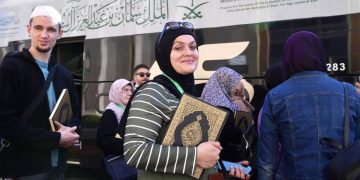 ضيوف «برنامج خادم الحرمين الشريفين للعمرة والزيارة» يزورون مجمع طباعة المصحف بالمدينة المنورة