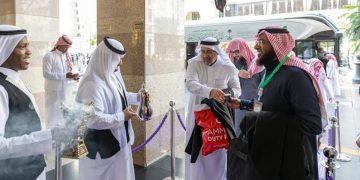 ضيوف برنامج خادم الحرمين الشريفين يزورون معالم المدينة المنورة التاريخية