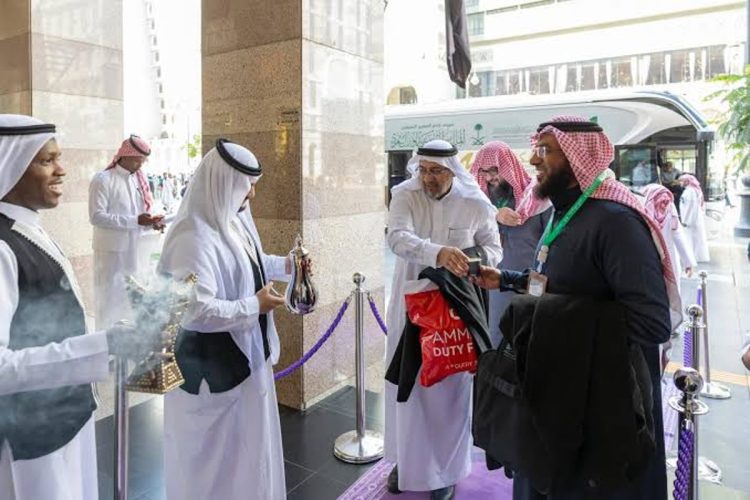 ضيوف برنامج خادم الحرمين الشريفين يزورون معالم المدينة المنورة التاريخية