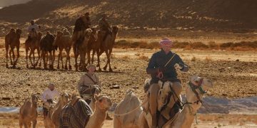 «على ظهور الإبل».. رحّالة بريطانيون يقطعون 500 كم داخل محمية الملك سلمان الملكية