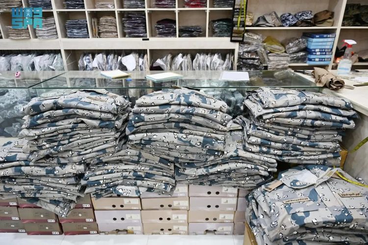 غلق محلين مخالفين لنظام بيع وخياطة الملابس العسكرية بالرياض