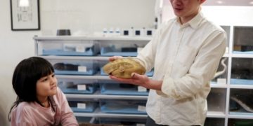 في متجر تايواني.. تقديم القهوة بصحبة الثعابين