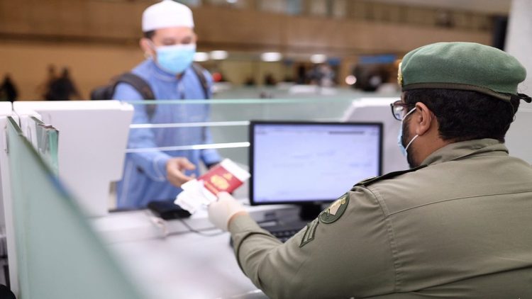 ما شروط سفر المقيم خارج السعودية؟.. الجوازات توضح