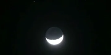 مشاهد بالعين المجردة.. القمر يقترن بكوكب زحل