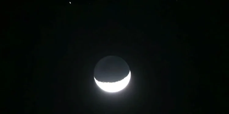 مشاهد بالعين المجردة.. القمر يقترن بكوكب زحل