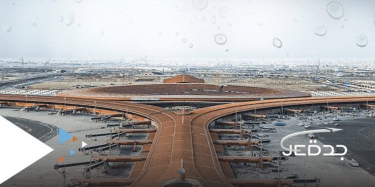 مطار الملك عبدالعزيز يدعو المسافرين للتواصل مع شركات الطيران بسبب الحالة المطرية
