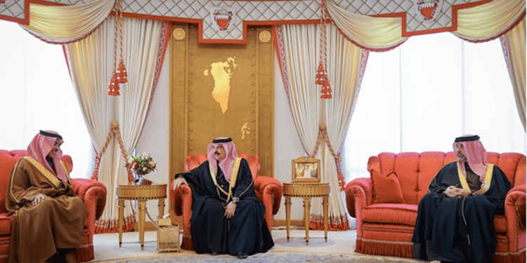 ملك البحرين يستقبل وزير الإعلام في قصر الصخير
