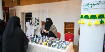 مهرجان “حرفة” بحائل يُعرف الزوار على أصناف عطرية بمستخلصات طبيعية