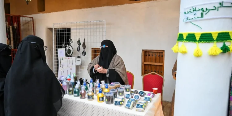 مهرجان “حرفة” بحائل يُعرف الزوار على أصناف عطرية بمستخلصات طبيعية