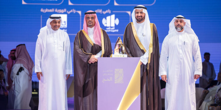 نائب أمير منطقة مكة المكرمة ووزير الحج والعمرة يكرمان طيران ناس لمشاركته كراعٍ ذهبي لمؤتمر ومعرض الحج 2025
