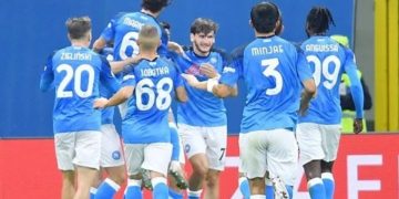 نابولي يلحق الهزيمة الأولى بيوفنتوس ويعزز صدارته في الدوري الإيطالي