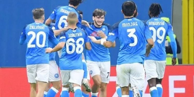 نابولي يلحق الهزيمة الأولى بيوفنتوس ويعزز صدارته في الدوري الإيطالي