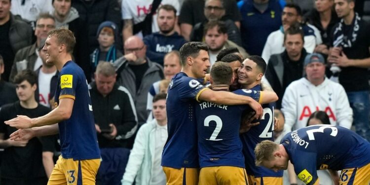 نيوكاسل يتغلّب على توتنهام والسيتي يواصل صحوته وتعثر لأرسنال