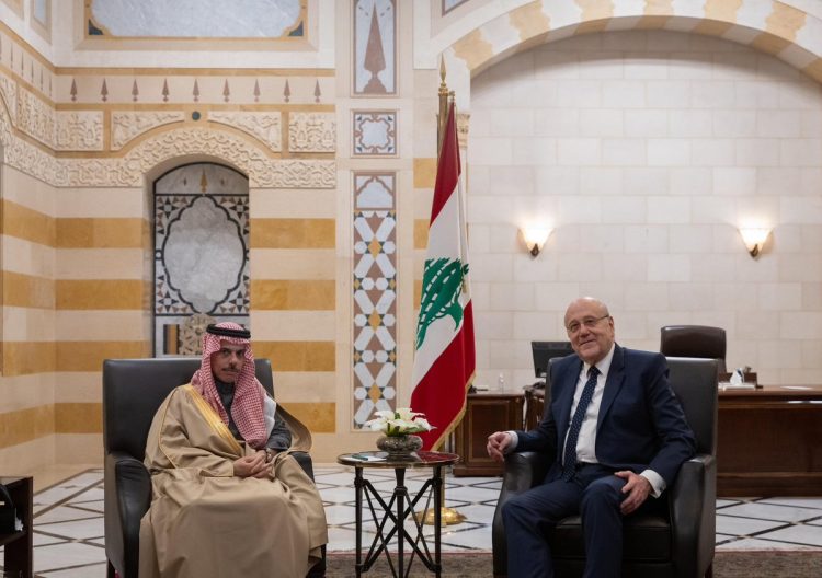  وزير الخارجية يبحث العلاقات الثنائية مع رئيس حكومة تصريف الأعمال اللبنانية
