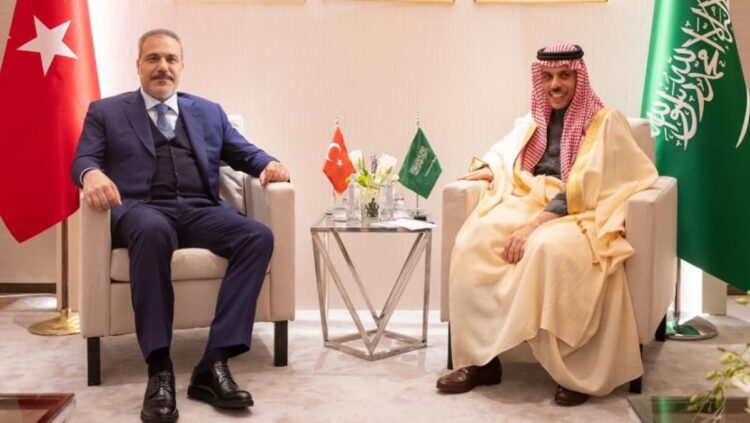 وزير الخارجية يستعرض العلاقات الثنائية مع نظيره التركي