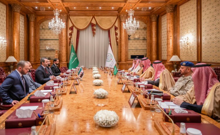وزير الدفاع يعقد لقاءً مع وزيري الخارجية والدفاع ورئيس جهاز الاستخبارات العامة في الإدارة السورية الجديدة