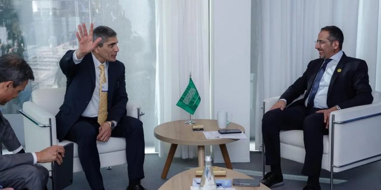 وزير الصناعة يبحث الفرص المشتركة في صناعات الطيران والسيارات والأدوية مع شركات عالمية