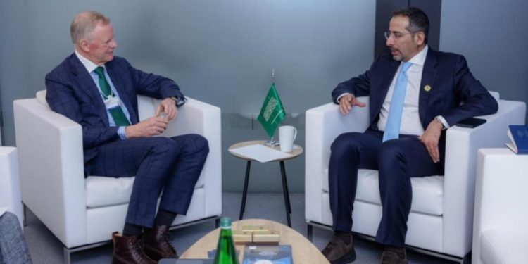 وزير الصناعة يناقش الفرص الواعدة في التعدين والصناعات الاستراتيجية مع شركات عالمية
