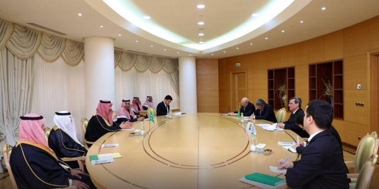 وزير خارجية تركمانستان يستقبل الرئيس التنفيذي للصندوق السعودي للتنمية