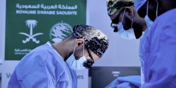 يد تُطعم وأخرى تداوي.. مساعدات سعودية في 3 دول