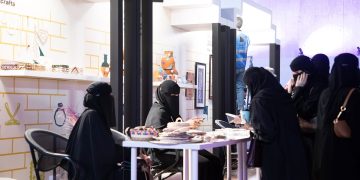 بالصور .. ركن الحرفيين يبهر الزوار بإبداعاته التقليدية في معرض الكتاب بجازان 2025