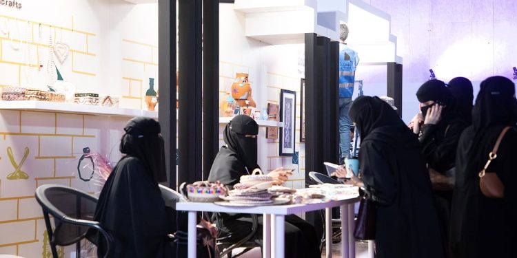 بالصور .. ركن الحرفيين يبهر الزوار بإبداعاته التقليدية في معرض الكتاب بجازان 2025