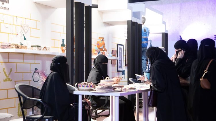 بالصور .. ركن الحرفيين يبهر الزوار بإبداعاته التقليدية في معرض الكتاب بجازان 2025