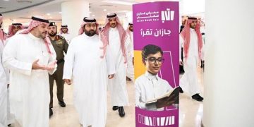 بالصور.. نائب أمير جازان يزور معرض الكتاب