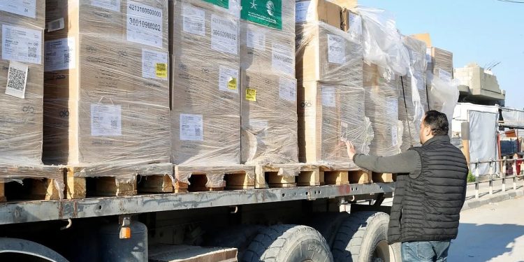 25 شاحنة إغاثية سعودية تصل جنوب قطاع غزة