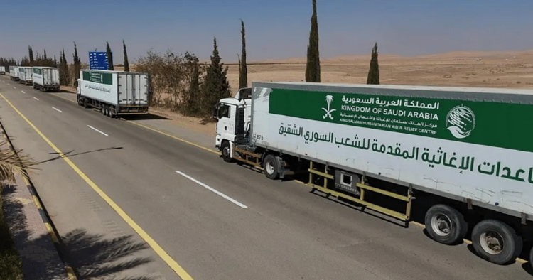 60 شاحنة إغاثة سعودية تعبر منطقة الجوف متوجهة عبر منفذ الحديثة لسوريا