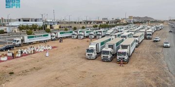 60 شاحنة إغاثية تعبر منطقة حائل إلى سوريا