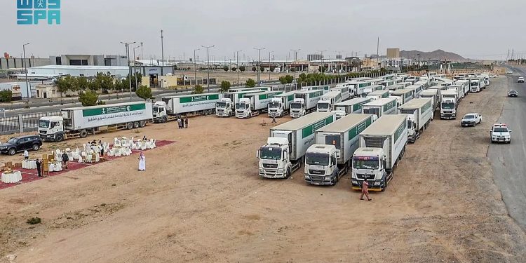 60 شاحنة إغاثية تعبر منطقة حائل إلى سوريا