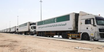 85 شاحنة إغاثية سعودية تعبر منفذ الحديثة نحو سوريا