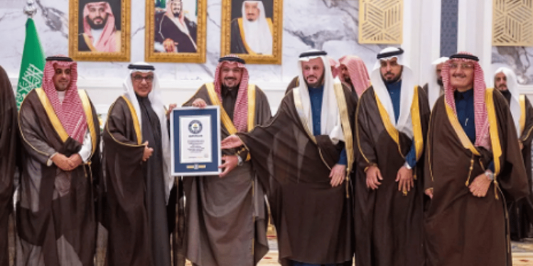 أمير القصيم يتسلم شهادة تسجيل واحة بريدة في موسوعة جينيس